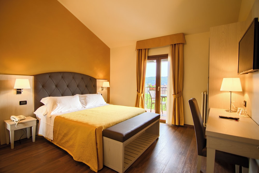 Deluxe Room, Balcony, Lake View