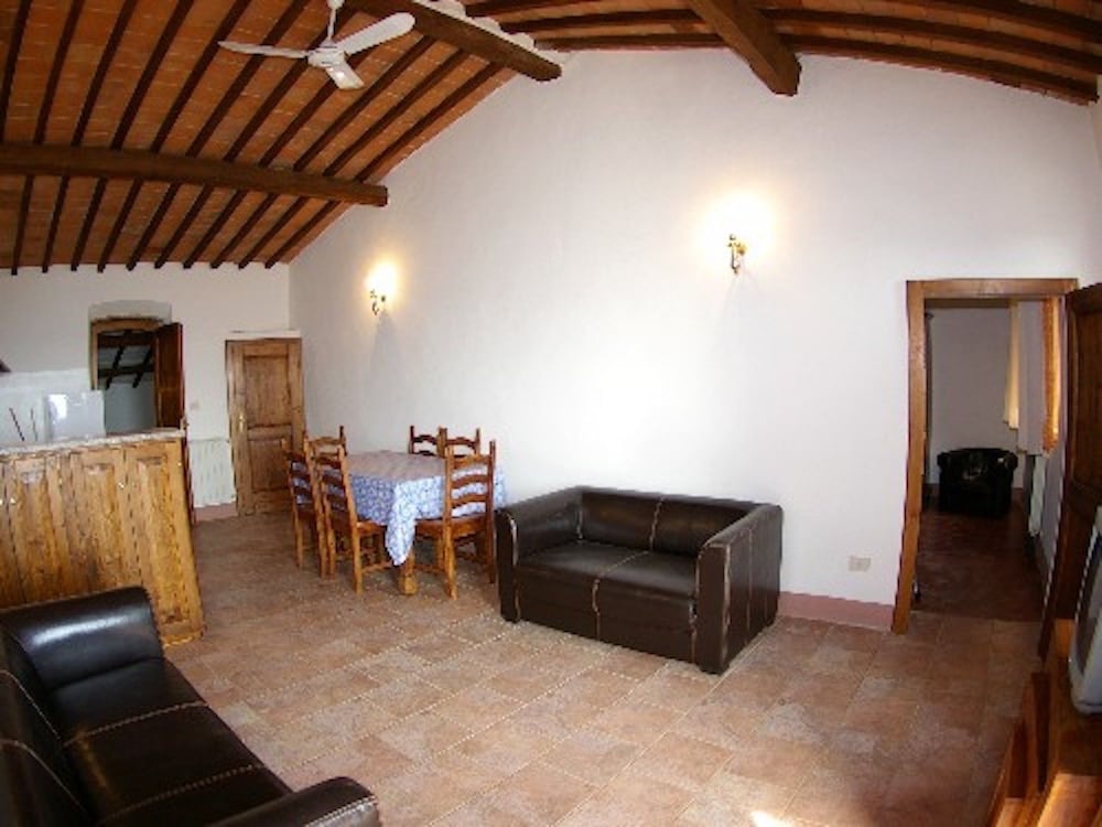 House, 2 Bedrooms photo 3