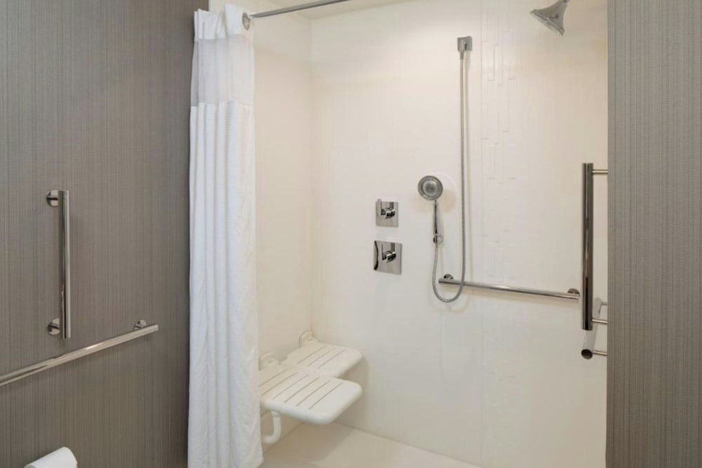 Room, 2 Queen Beds (Mobility Accessible, Roll-in Shower) photo 3