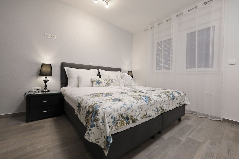 Premium Two Bedroom Apartment with City View photo 3