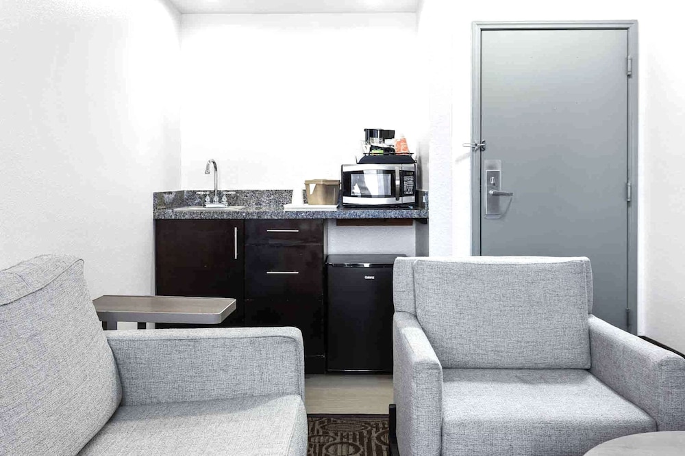 Suite, 1 King Bed, Non Smoking - Photo 4