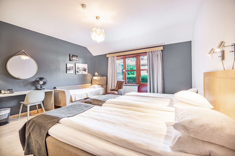 Family Room, 2 Twin Beds, Non Smoking (with Sofabed) - Photo 2