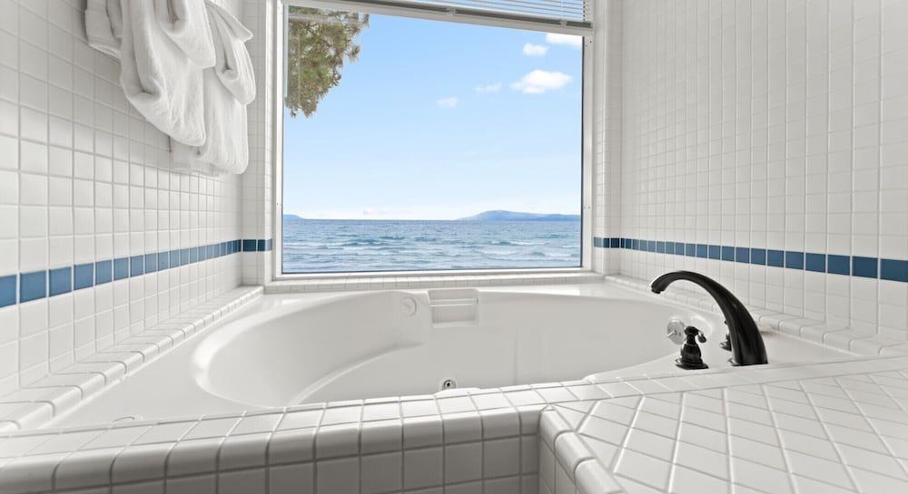 Signature Condo, 3 Bedrooms, Fireplace, Lakeside photo 2