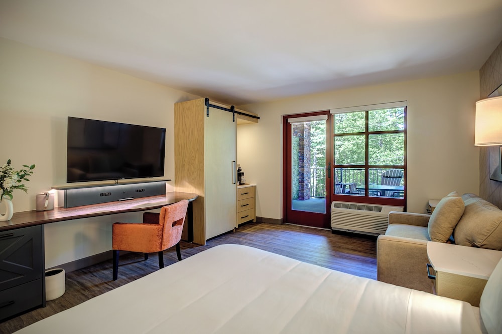 Premium Room, 1 King Bed, Balcony, Corner photo 2