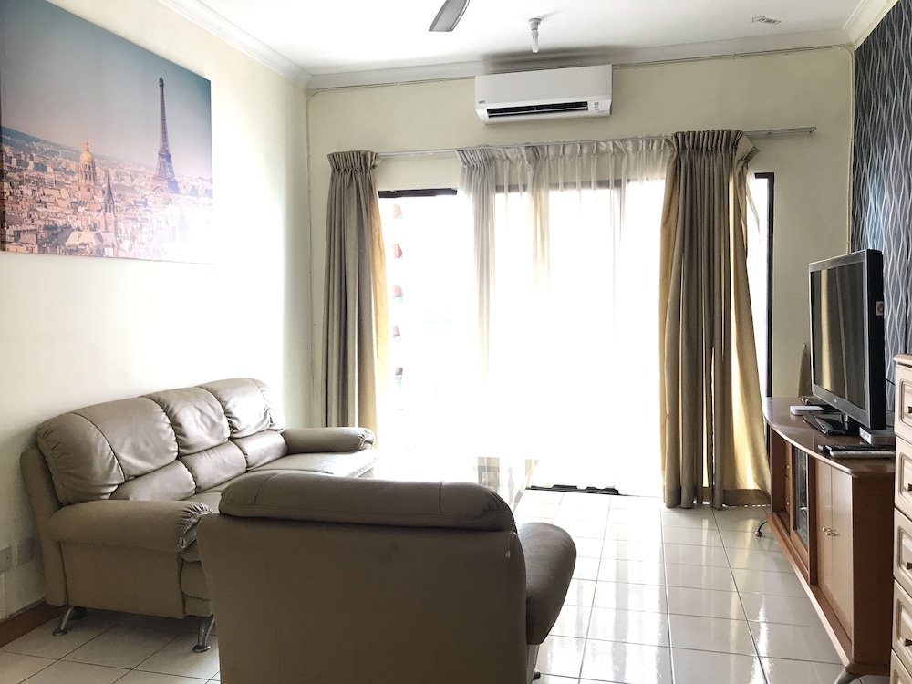 Superior Condo, 3 Bedrooms, Accessible, Pool View