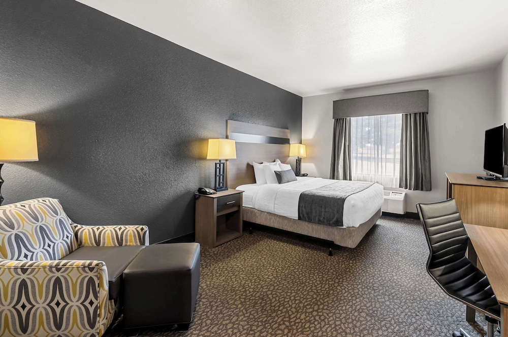 Standard Room, 1 King Bed, Accessible, Bathtub - Photo 1