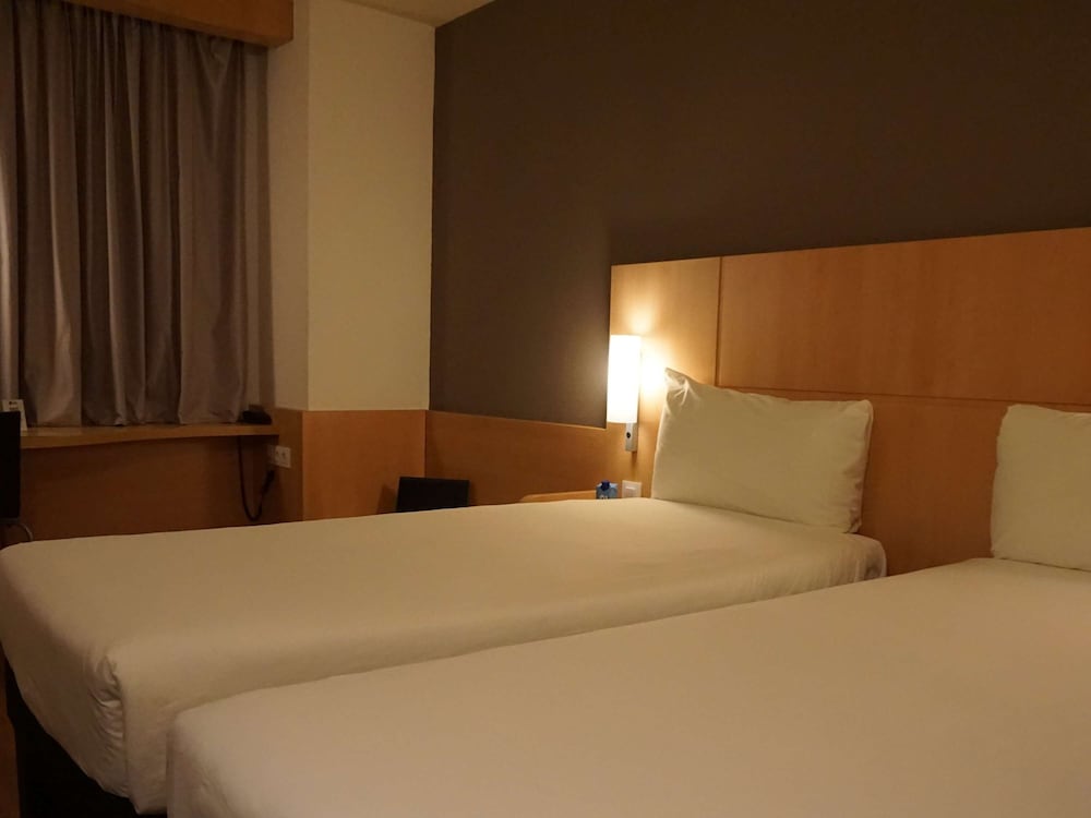 Standard Room, 2 Twin Beds - Photo 9