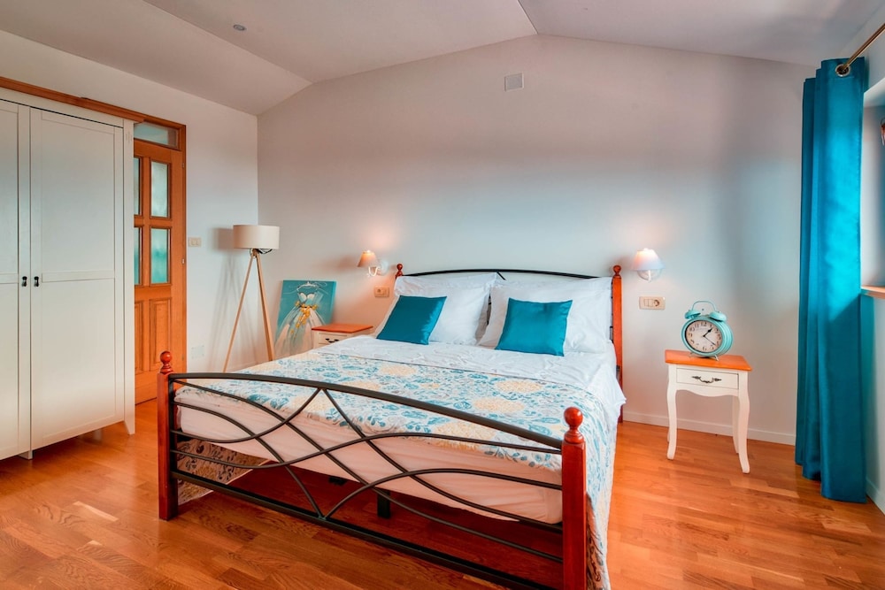 Family Villa, Multiple Bedrooms, Mountainside (Pool Villa Abbazia Seaview)