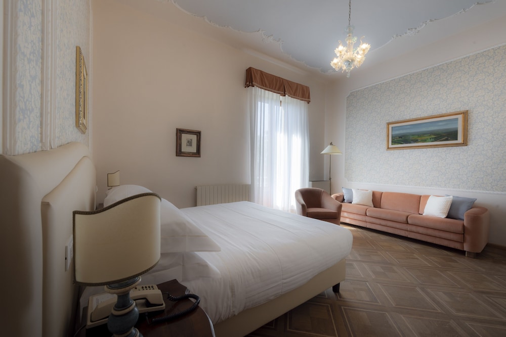 Deluxe Double Room (Sofa bed) - Photo 13