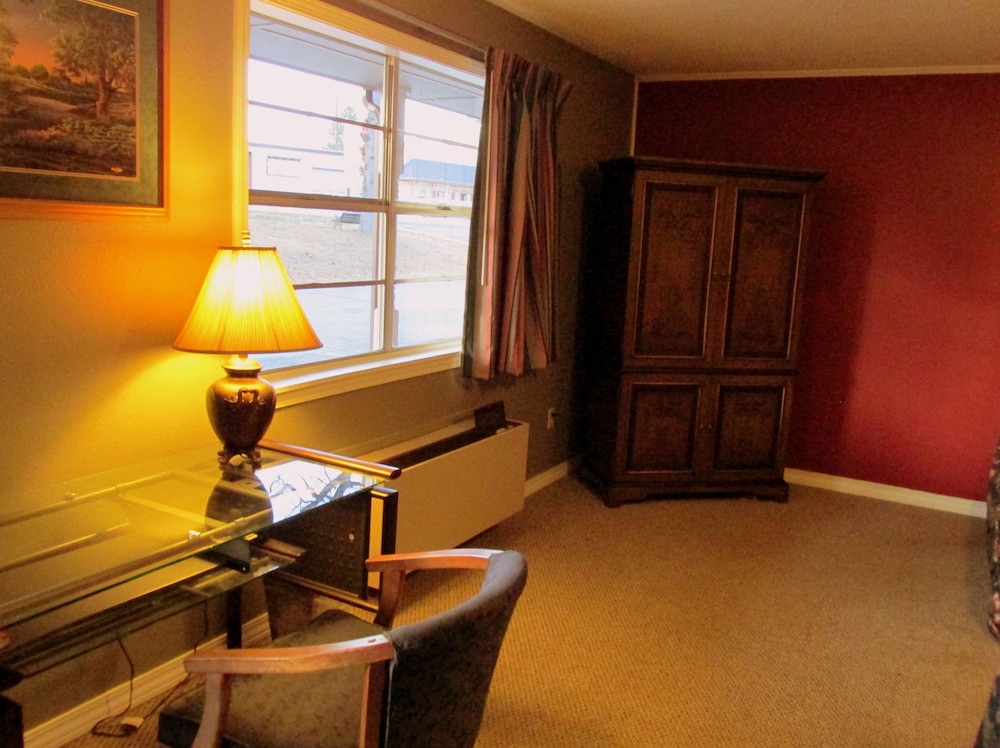 Deluxe Double Room, 2 Queen Beds, Refrigerator & Microwave photo 2