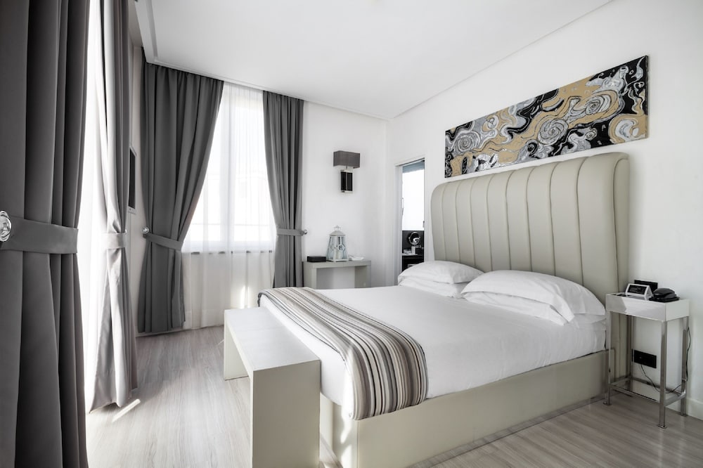 Luxury Suite - Photo 2