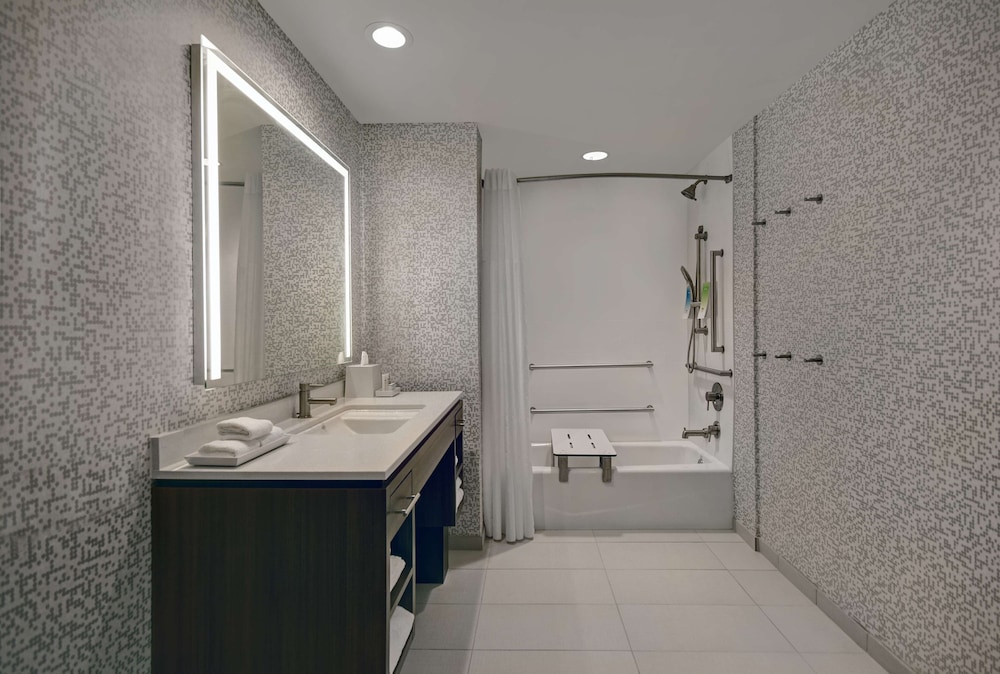 Suite, 1 Queen Bed, Accessible, Bathtub - Photo 5