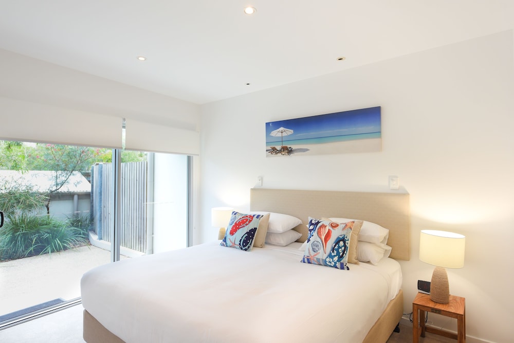 1 Bedroom Poolside Villa - Photo 2