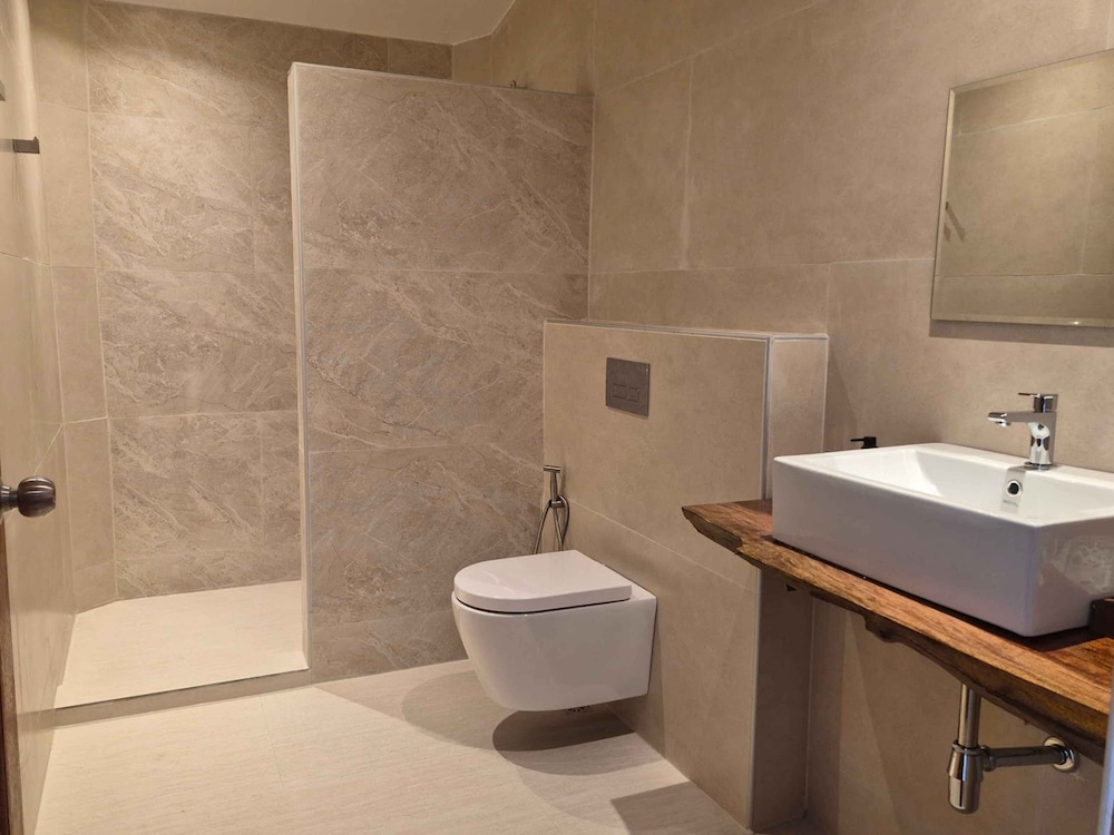 Beachfront Suite - Photo 11