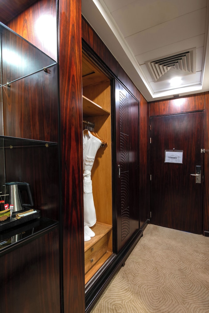 Deluxe Room, Pool View (King bed) - Photo 5