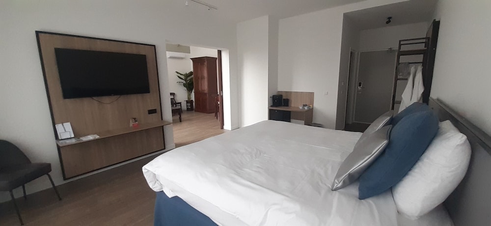 Honeymoon Suite photo 3