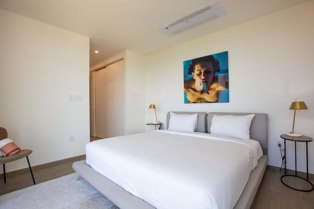 Luxury Condo, 2 Bedrooms, Balcony, Beach View