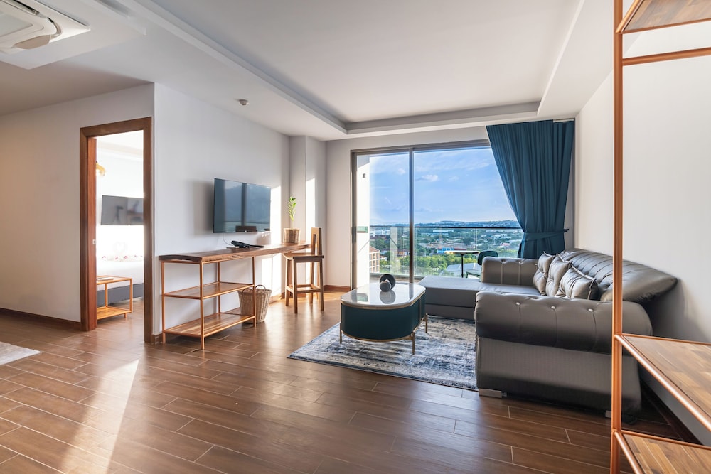 Panorama Executive Suite - Photo 16