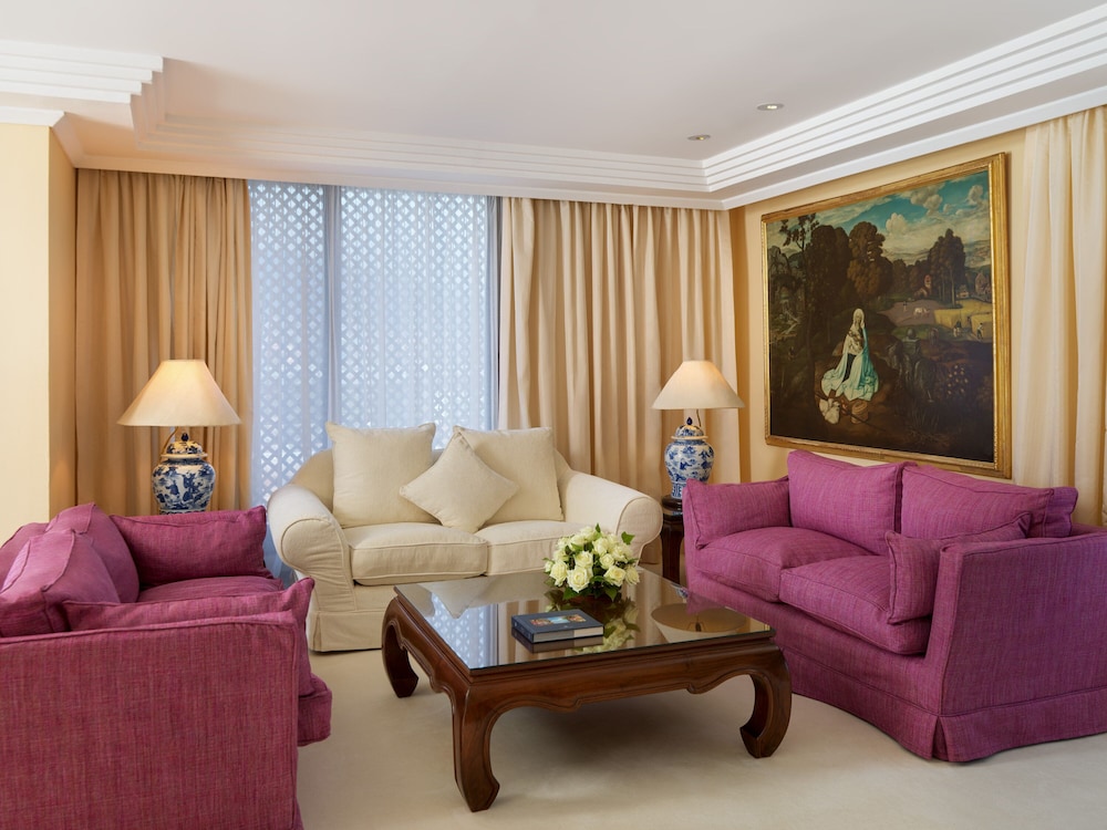 Suite (Queen Sirikit of Thailand), Balcony
