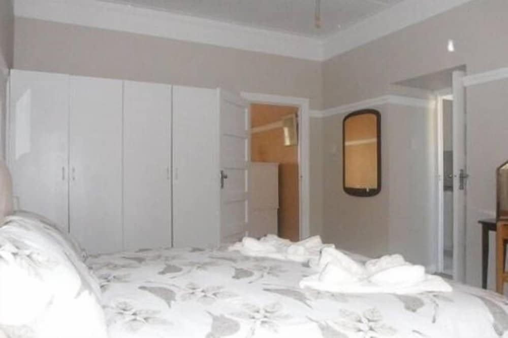 Classic Apartment, 2 Bedrooms, Partial Ocean View