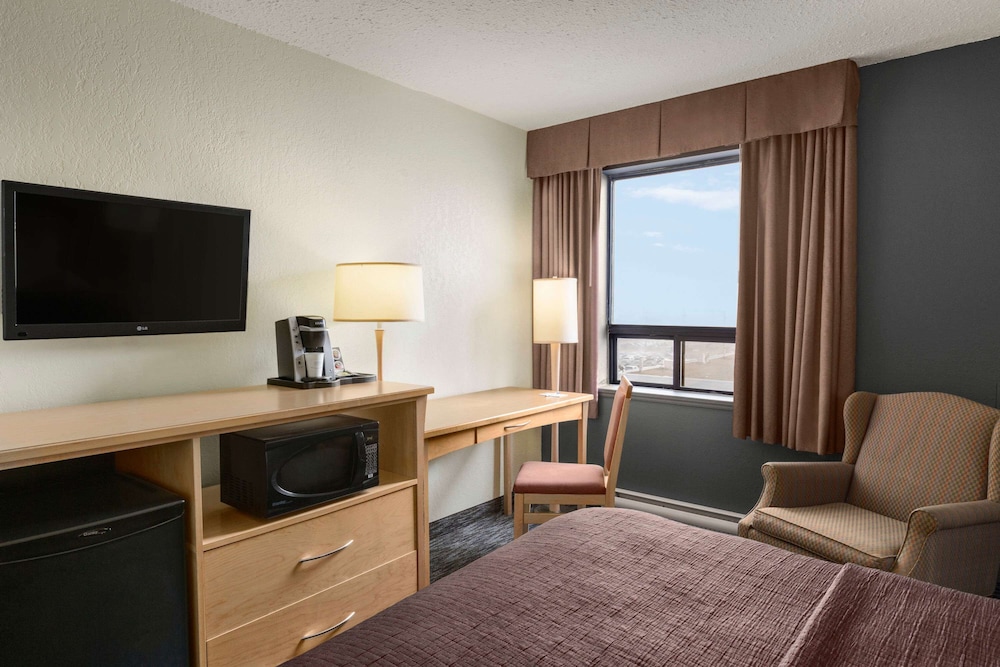 Standard Room, 1 Queen Bed, Non Smoking (Upper Floor) - Photo 3