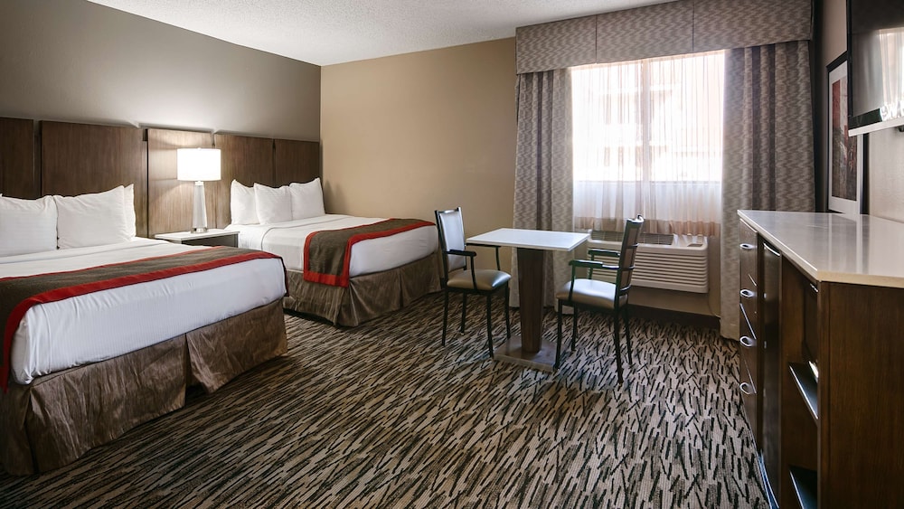 Suite, 2 Queen Beds, Non Smoking, Refrigerator & Microwave - Photo 2