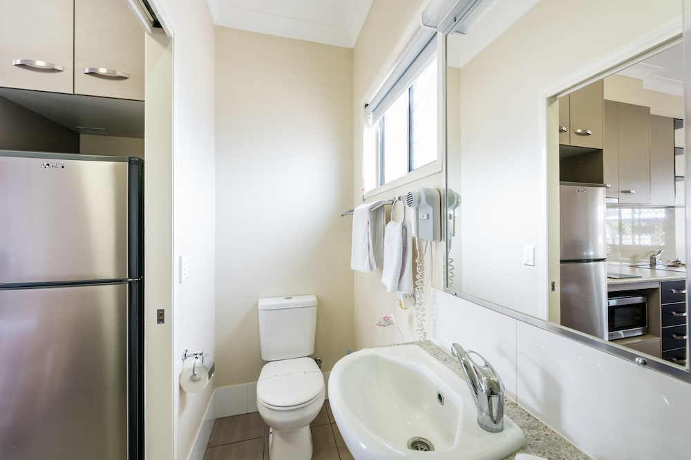 Deluxe Studio, Non Smoking, Kitchen (Deluxe - Queen Bed) photo 2