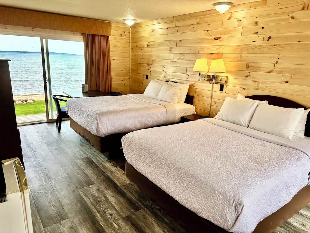 Deluxe Room, 2 Queen Beds, Lakefront, Bridgeview photo 1