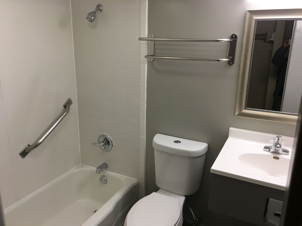 Standard Room, 1 King Bed, Non Smoking - Photo 8
