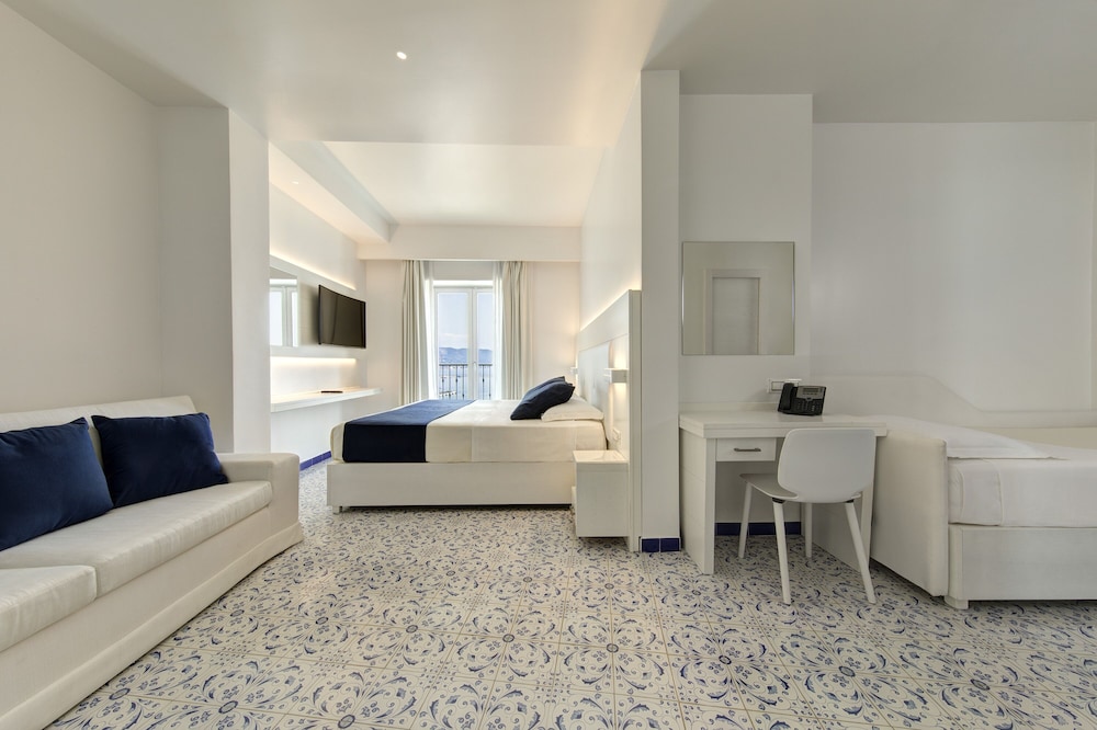 Superior Quadruple Room, Partial Sea View - Photo 2