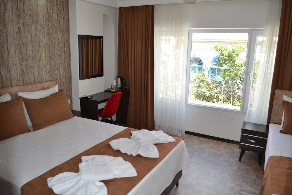 Classic Triple Room, Non Smoking, City View photo 1