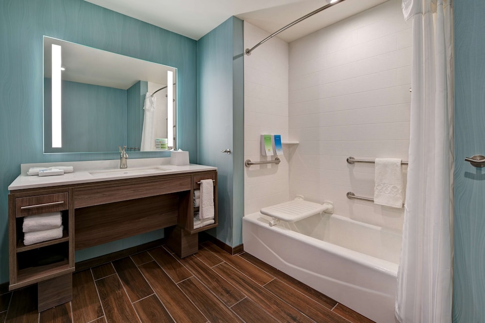 Suite, 1 King Bed, Accessible, Bathtub - Photo 4