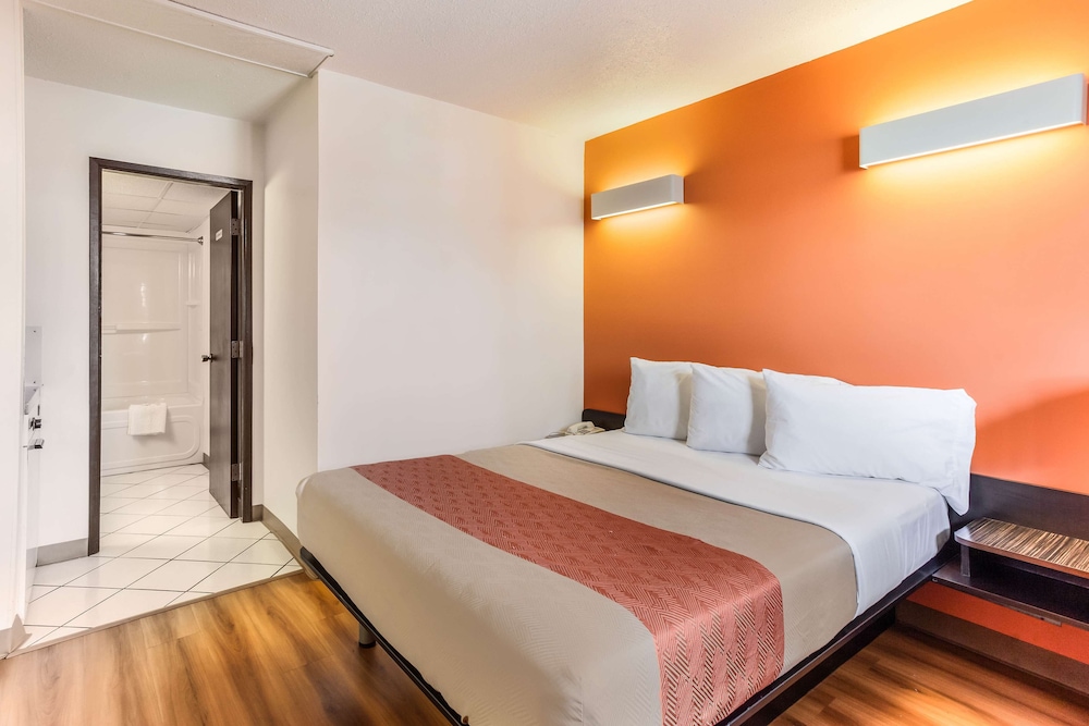 Deluxe Room, 1 Queen Bed, Non Smoking, Kitchenette