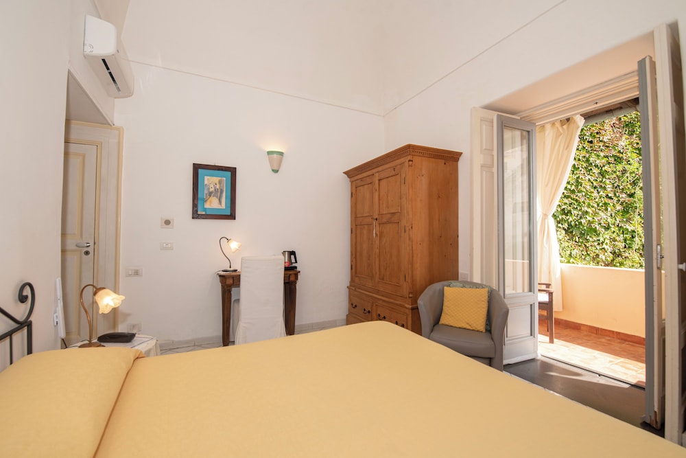 Standard Double Room, Partial Sea View photo 3