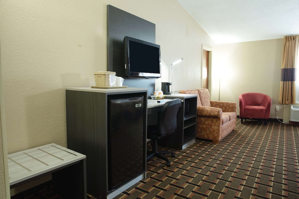 Standard Room, Multiple Beds, Non Smoking photo 3