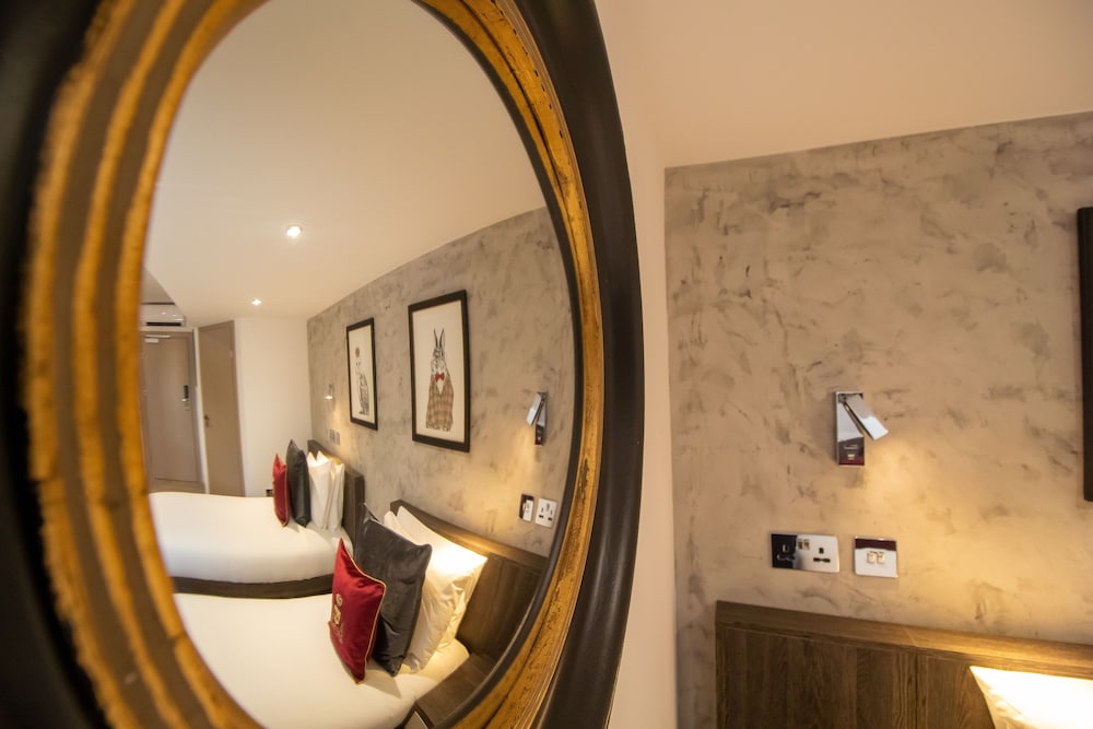 Standard Suite, 1 King Bed photo 2