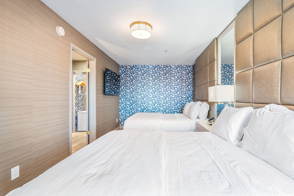 Deluxe Suite, Multiple Beds - Photo 2