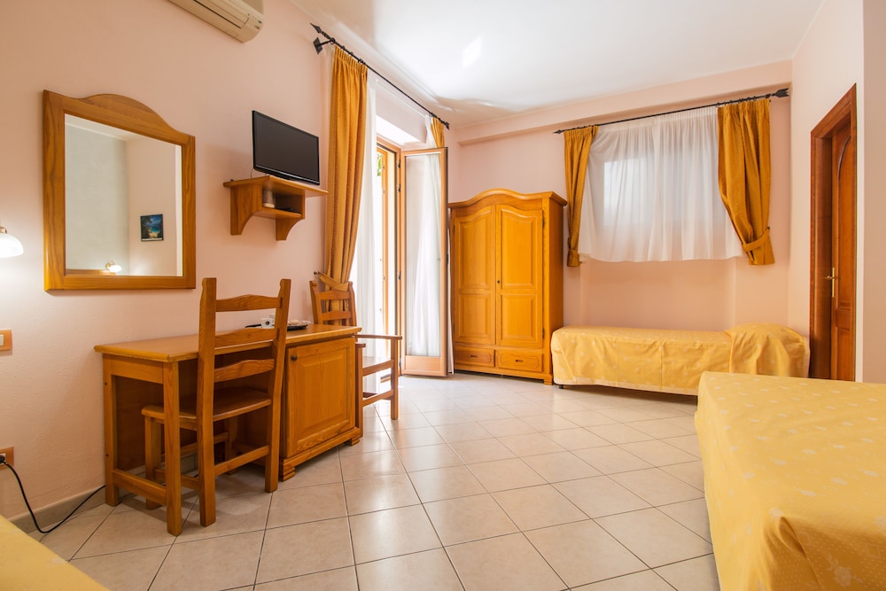 Quadruple Room - Photo 3