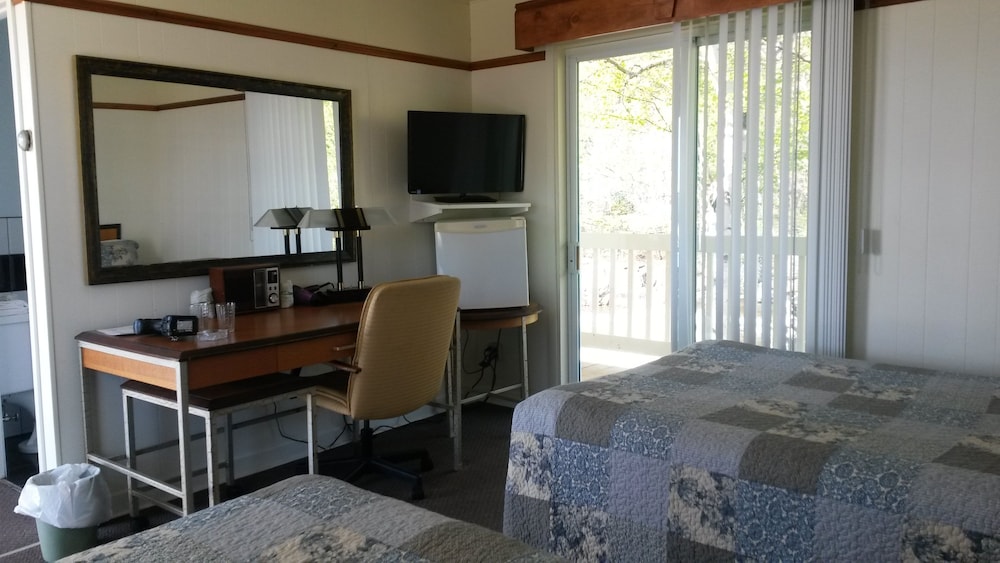 Standard Room, 2 Double Beds, Mountain View photo 3