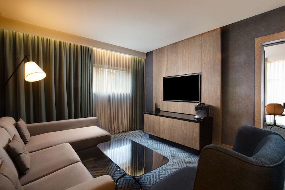Executive Suite, 1 Bedroom - Lounge Access thumbnail 6