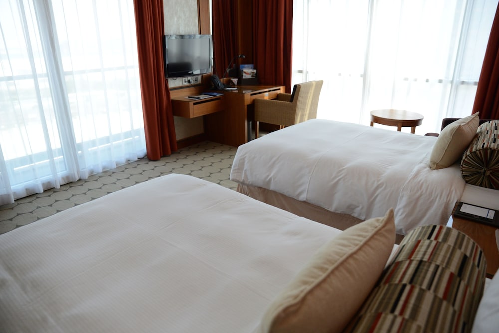 Suite, 2 Bedrooms, Balcony, Pool View photo 2