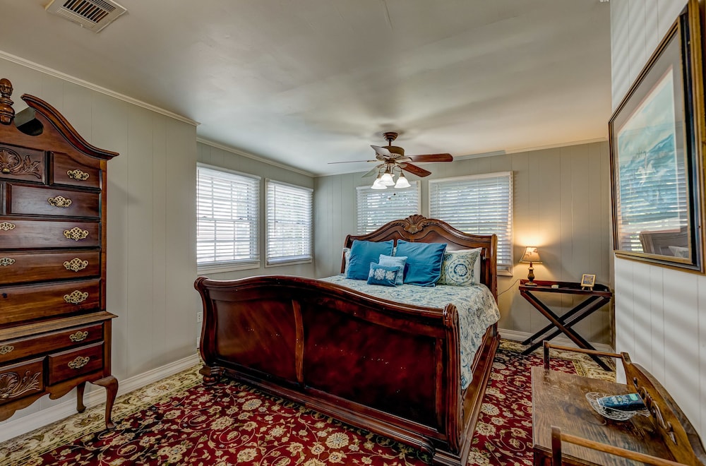 Executive Studio Suite, 1 King Bed (Mae-Mae's Bedroom) photo 3