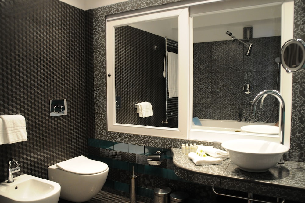 Deluxe Double Room, 1 King Bed, Balcony, Sea Facing - Photo 19