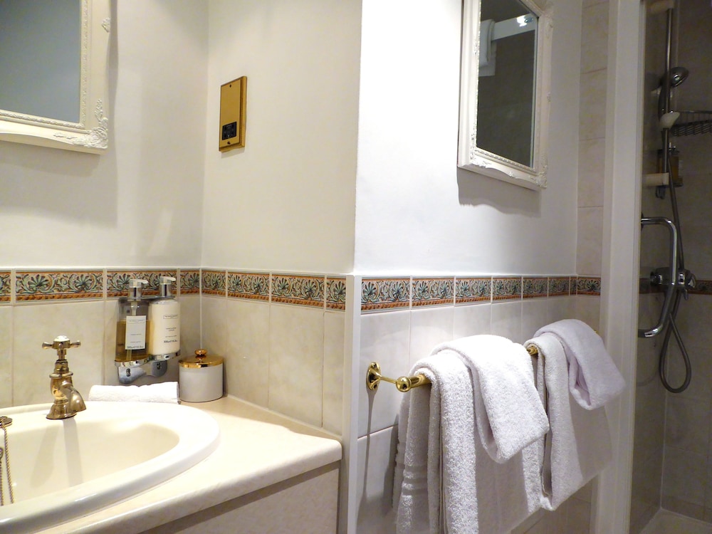 Standard Room, 2 Twin Beds, Ensuite - Photo 4