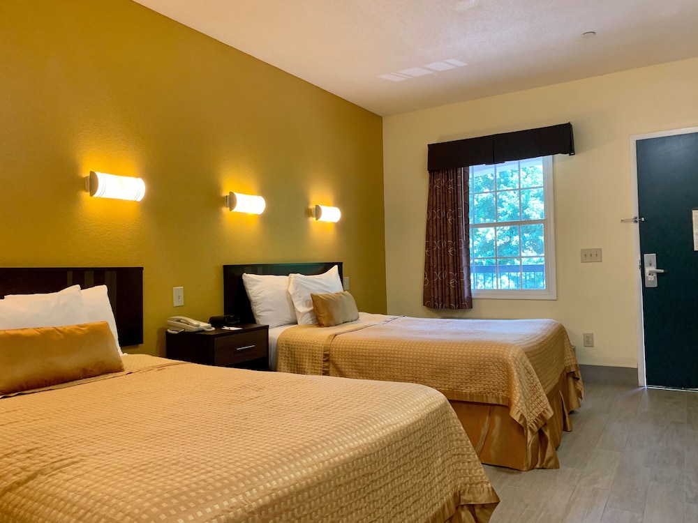Room, 2 Double Beds - Photo 6