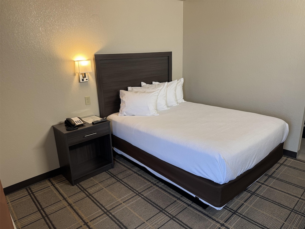 Standard Room, 1 Queen Bed, Smoking, Refrigerator (2nd Floor)