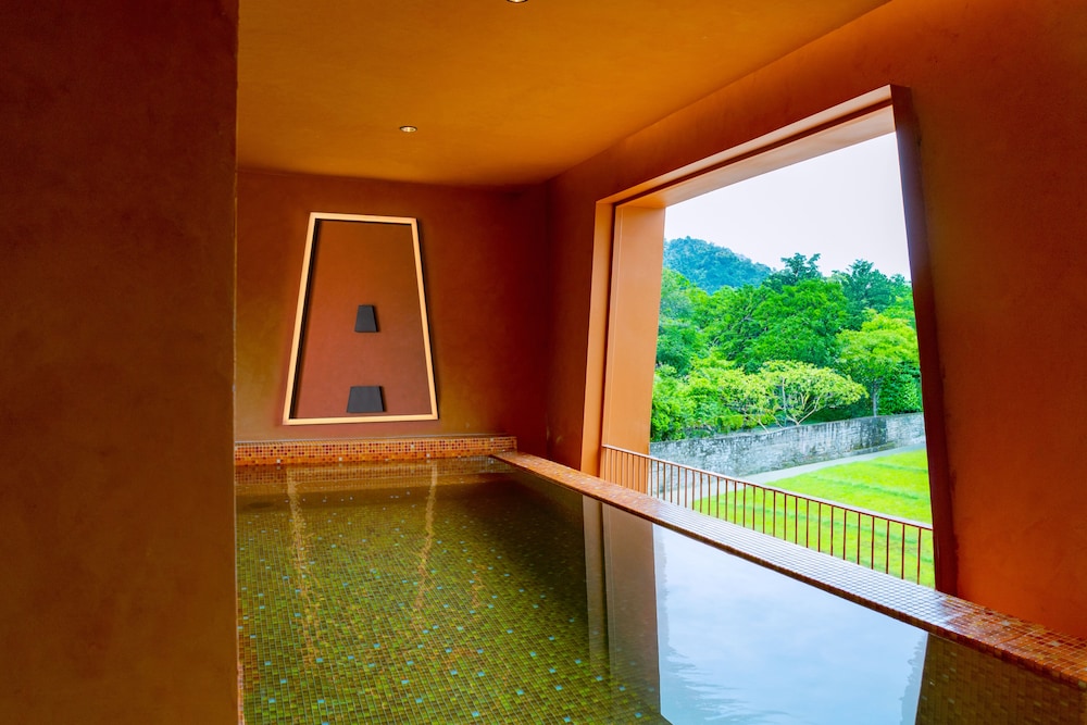 Deluxe Pool Suite Gartenblick thumbnail 5