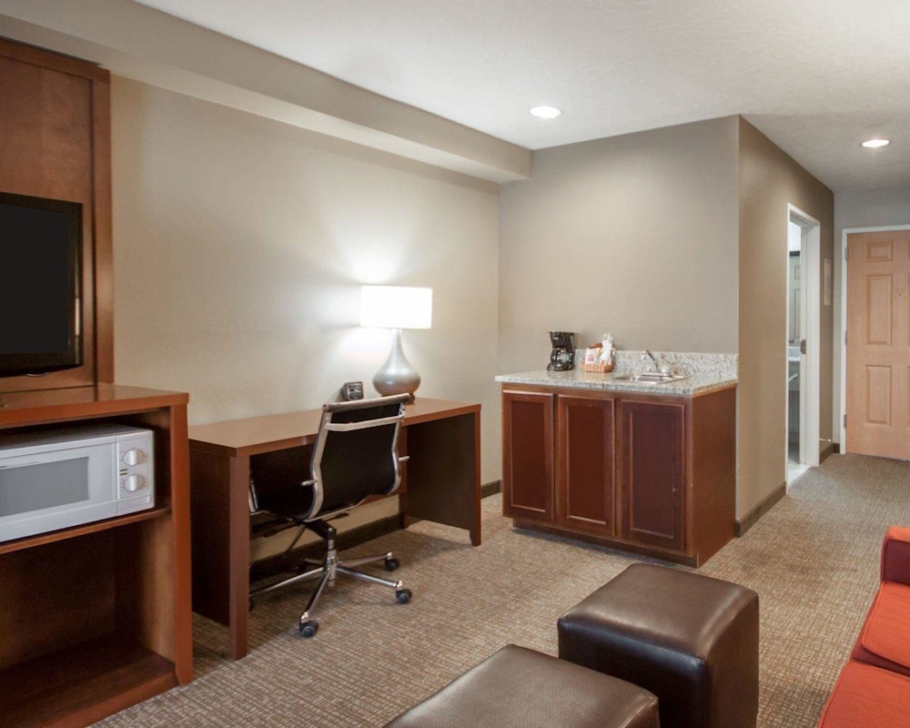 Suite, Multiple Beds, Non Smoking - Photo 3