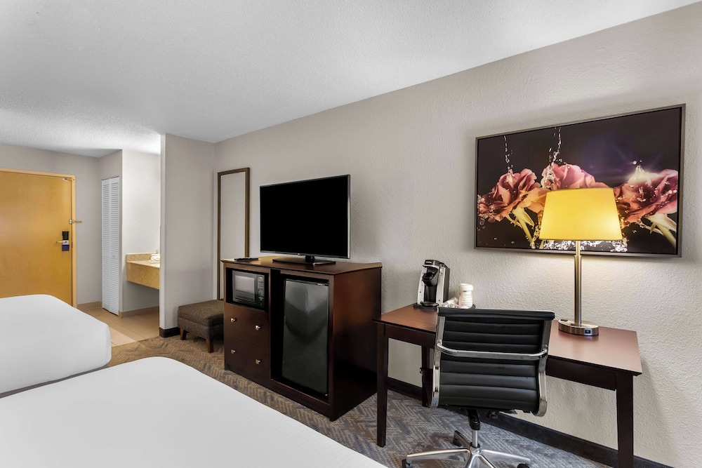Standard Room, 2 Queen Beds, Non Smoking, Refrigerator & Microwave - Photo 2