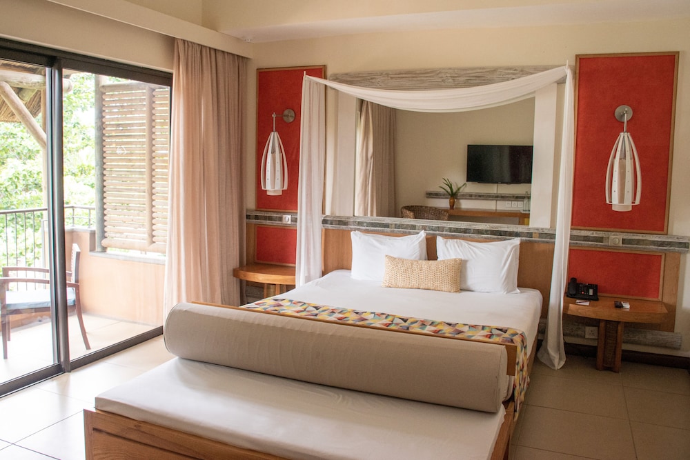 Deluxe Room, 1 King Bed with Sofa bed (Deluxe Beachfront Room) - Photo 5